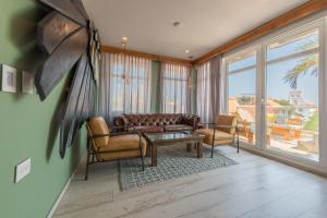a living room with a couch and two chairs at Townhouse Boutique Hotel in Cartagena de Indias