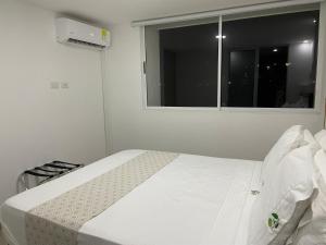 Voodi või voodid majutusasutuse Apartasol Luxury Citadela di Sole con Jacuzzi toas