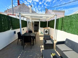 a patio with a table and chairs and a fence at Encantador piso en Benimaclet in Valencia