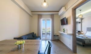 TV a/nebo společenská místnost v ubytování Philippos Residences