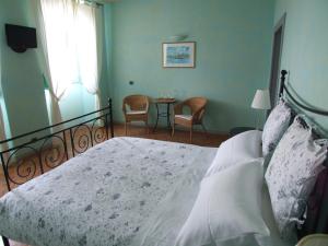 a bedroom with a bed and a table with chairs at Locanda Chi Ghinn in Verbania