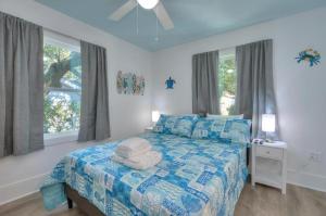 ein Schlafzimmer mit einem Bett mit Handtüchern darauf in der Unterkunft Fishy Fishy Down in Oak Island