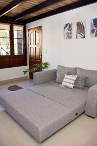 a large couch in a living room at Las Blanquitas- departamento en el centro de Chascomús, a pocos metros de la laguna in Chascomús