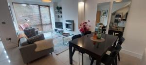 都柏林Elegantly Refurbed 2BD in Shankill - 3km from Bray的带桌子的客厅和餐厅