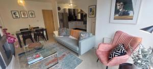 都柏林Elegantly Refurbed 2BD in Shankill - 3km from Bray的带沙发、椅子和桌子的客厅