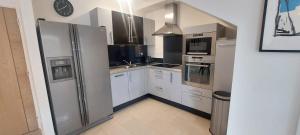 Elegantly Refurbed 2BD in Shankill - 3km from Bray的厨房或小厨房