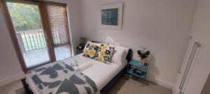 Elegantly Refurbed 2BD in Shankill - 3km from Bray客房内的一张或多张床位