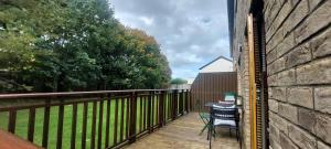 都柏林Elegantly Refurbed 2BD in Shankill - 3km from Bray的阳台设有围栏,配有桌椅