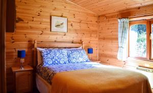 Ένα ή περισσότερα κρεβάτια σε δωμάτιο στο Secluded Pine Lodge 2