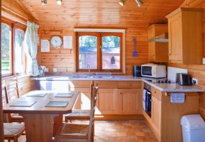 Η κουζίνα ή μικρή κουζίνα στο Secluded Pine Lodge 2 +12 φωτογραφίες