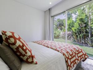 Postel nebo postele na pokoji v ubytování Fantástica Villa moderna en Rio Real + 22 fotografií