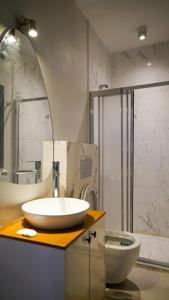 Bilik mandi di Front Door Suites