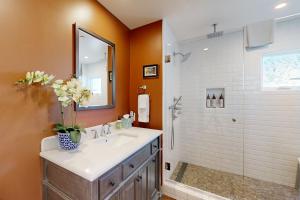 a bathroom with a sink and a shower at Brockton Diamond in Ventura +23 photos