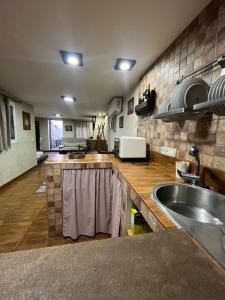 a kitchen with a sink and a counter top at ESTUDIO LAS PALMILLAS in Puebla del Río