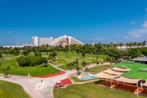 Bazén v ubytování Iberostar Selection Cancún nebo v jeho okolí