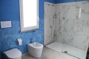 Un baño con ducha, inodoro y lavabo. en Villa Luxury fronte mare, en San Vito lo Capo