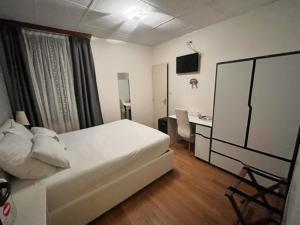 Postel nebo postele na pokoji v ubytování Hotel Le Divona "au coeur de Divonne"