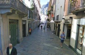 un gruppo di persone che camminano per una strada con edifici di Appartamento centrale Housitaly a Lecco