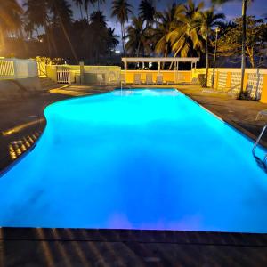 Kolam renang di atau dekat dengan Condo Beach Court