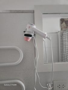 un secador de pelo está colgado en una pared en Lugones, en Ezeiza