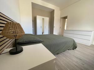 ein Schlafzimmer mit einem Bett und einem Tisch mit einer Lampe in der Unterkunft Appartement T4 Centre Ville C2 in Châteauroux