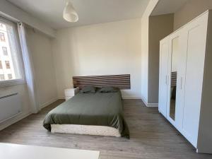 ein Schlafzimmer mit einem Bett und einem großen Fenster in der Unterkunft Appartement T4 Centre Ville C2 in Châteauroux