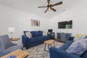 Μια τηλεόραση ή/και κέντρο ψυχαγωγίας στο Modern Bungalow Dog Friendly