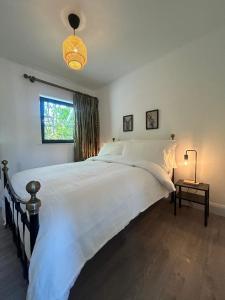 Postel nebo postele na pokoji v ubytování Peaceful, relaxing and warm 2-bedroom, sleeps 4, self-catering Galtee Mountain Lodge - for Mitchelstown, Cahir, Cashel and Cork, 1hr drive from 4 cities