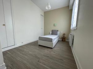 ein Schlafzimmer mit einem Bett in einem Zimmer in der Unterkunft Appartement T4 Centre Ville C2 in Châteauroux