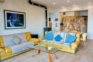 sala de estar con 2 sofás y mesa de cristal en Deck House, en Pefkali