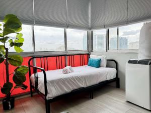 a bedroom with a bed in a room with windows at ATL Downtown 2BR King Bed Free Parking LM2007 in Atlanta