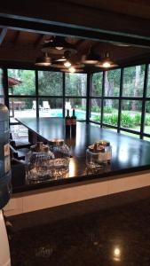 eine Theke mit Weingläsern darüber in der Unterkunft Casa para 16 personas in Carilo