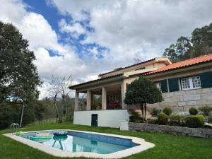 una casa con piscina nel cortile di Sobreiros House - Gerês a Terras de Bouro