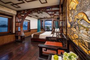 Habitación con cama y pared de ventanas. en Renea Boutique Cruise, en Ha Long