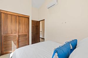 Postel nebo postele na pokoji v ubytování Stylish Condo in the Heart of Las Catalinas with Vibrant Design & Exclusive Beach Club Access