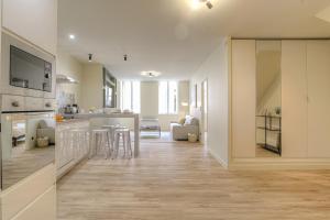 una cucina e un soggiorno con bancone di La suite Guillaume, T2 cosy contemporain a Vienne