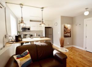 a living room with a couch and a kitchen at Capitol Robinson by Bower Boutique Hotels in Moncton