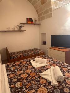 une chambre avec un lit avec des serviettes dessus dans l'établissement Dimora Nonna Sisina, à Polignano a Mare 20 autres photos