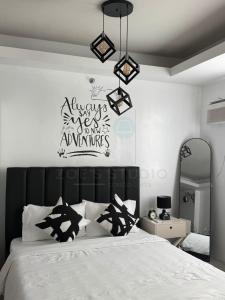 巴科洛德Zoe Studio Amaia Steps的卧室里有一张带黑色床头板的床