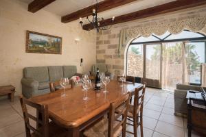 Posezení v ubytování 3 Bedroom Holiday Home with Private Pool and Views