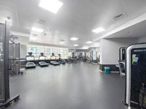 Фитнес-центр и/или тренажеры в Modern Studio Apartment in JLT