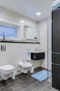 a bathroom with a toilet and a sink at Cozy 2 rooms apartament close to the nature in Kongsberg