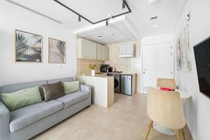 Кухня или мини-кухня в Modern Studio Apartment in JLT
 +7 фотографий