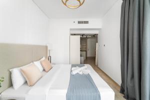 Кровать или кровати в номере Modern Studio Apartment in JLT
