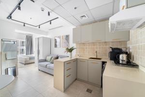 Кухня или мини-кухня в Modern Studio Apartment in JLT

