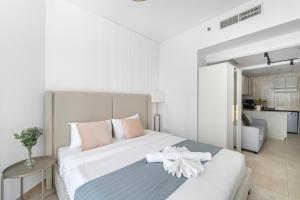 Кровать или кровати в номере Modern Studio Apartment in JLT