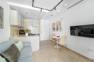 Кухня или мини-кухня в Modern Studio Apartment in JLT
