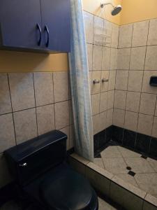 Et badeværelse på Casa en condominio