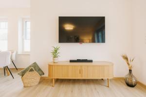 TV a/nebo společenská místnost v ubytování Küsten Suite Grachten Suite 1 direkte Wasserlage, Terrasse, 76qm, Neubaugebiet