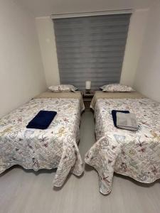 two beds sitting next to each other in a bedroom at Herradura Vista II in Coquimbo